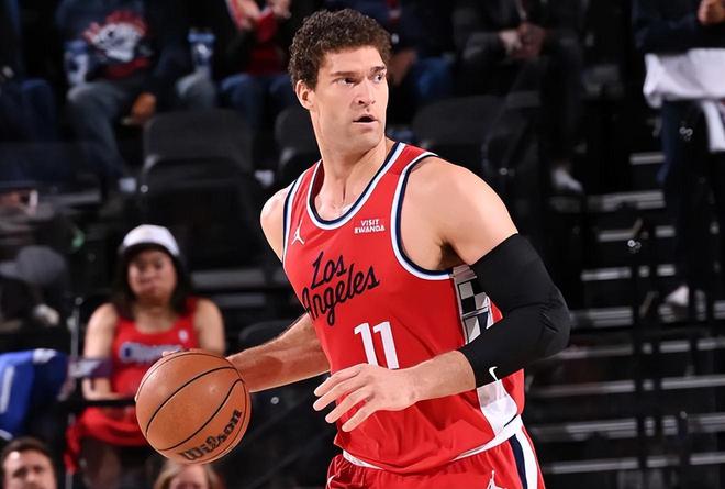 防守端又一次被打爆了，快船真的应该谨慎使用这位内线老将？