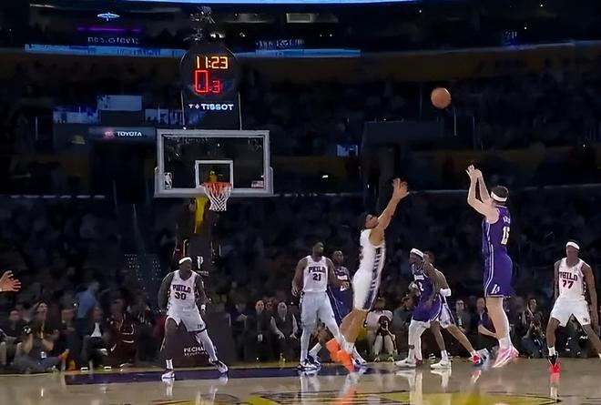 湖人逆转76人！里弗斯轰35分主导，2配角完美辅助，詹东迷失！