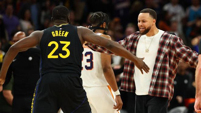 兴奋不已，库里带伤冲进球场庆祝勇士队大逆转太阳队的精彩表现