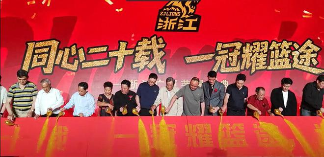 一笑泯恩仇！赵岩昊给李春江敬酒，师徒搭肩相谈甚欢，徒弟大格局