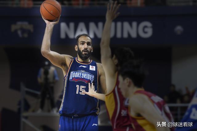 一回合送仨帽，35岁亚洲第一中锋仍在CBA肆虐，除了阿联谁可一战