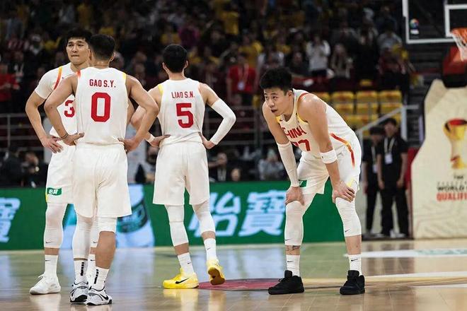 天崩开局！三分仅28中5程帅澎伤退，中国男篮世预赛遭韩国双杀