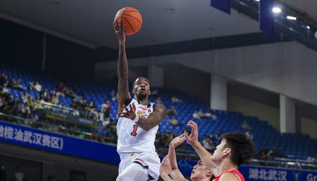 广东宏远开门红！险胜南京同曦，徐杰受伤，郭昊文42分8助攻