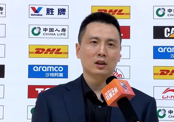 上海队更衣室，卢伟讲话内容曝光！球迷：杜锋怎么看？