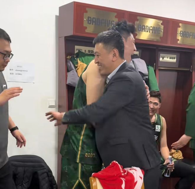 胜深圳更衣室！全员兴奋氛围极佳，汉兹领奖发懵，王世龙得金链子