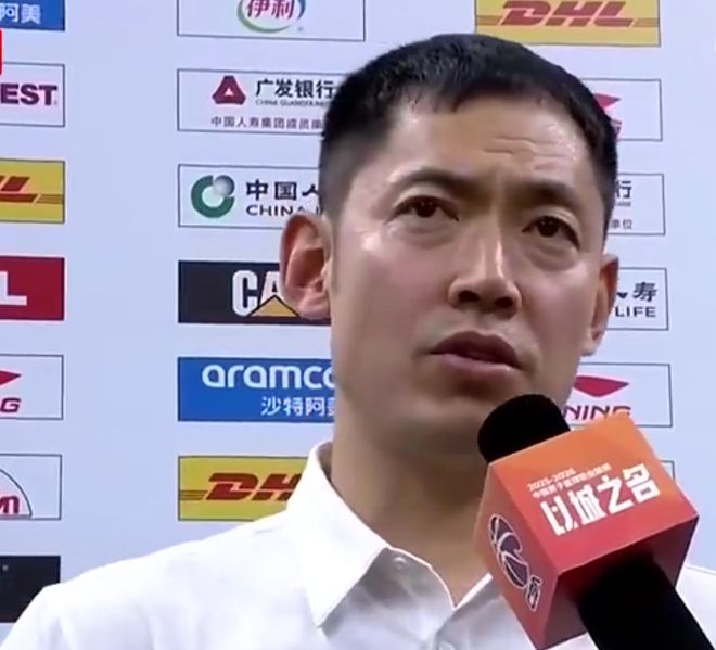 绝杀后暂时保住帅位！张庆鹏激动感谢每个人 杜锋指出败因在防守