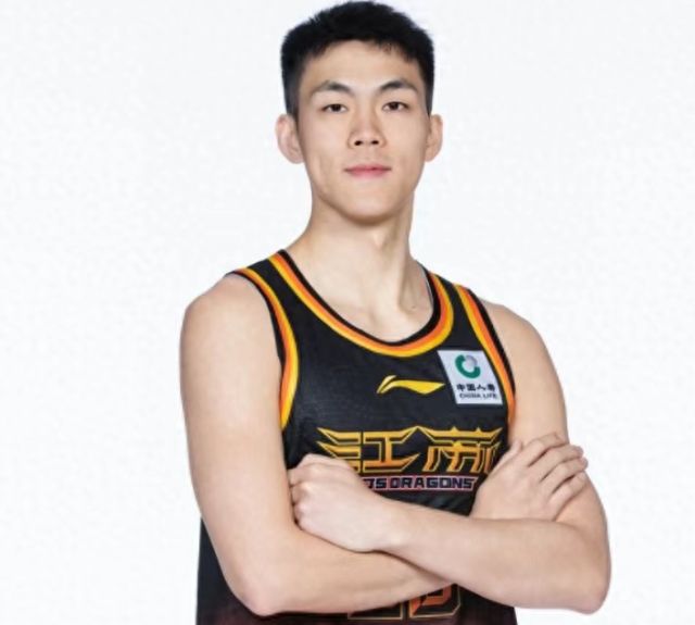 山东男篮输给江苏背后：被菜鸟完爆的高诗岩，防守好就是个笑话