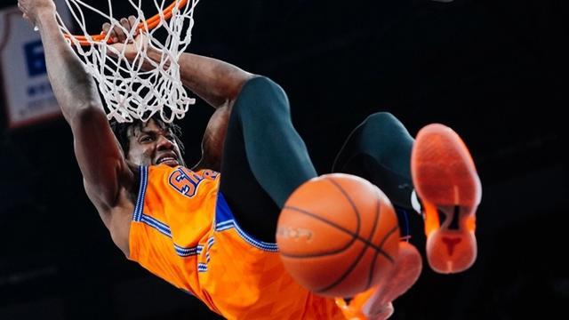 防守立威！上海男篮主场力克新疆男篮，豪取主场八连胜