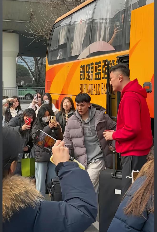 广东3消息！杜锋为徐杰胡明轩拉票，陈老板立军令状，萨林杰被裁