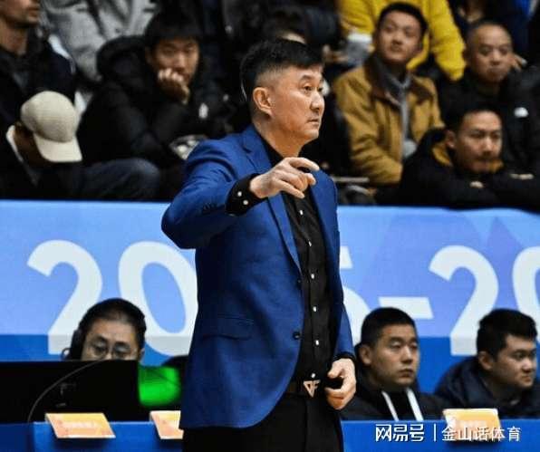 灵魂互换？胡明轩26分4板4助，另一首发却成“铁匠”，8中2+4失误