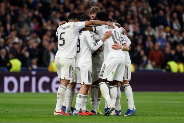 阿韦洛亚晒球队合照：我们同进退共生死，Hala Madrid！