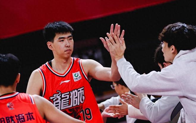 气笑郭艾伦！2米26中锋将功补过，狂砍24+14，为何杜锋不会用他？