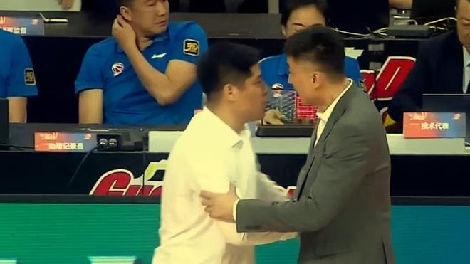 粤晋大战二番战多达67次犯规！看似杜锋复仇了，但还是赢得太少了