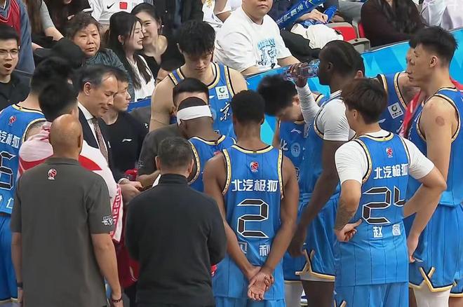 北京男篮6分完败，曾凡博复出20+6赵睿6中0再次伤退，邹雨宸21+15