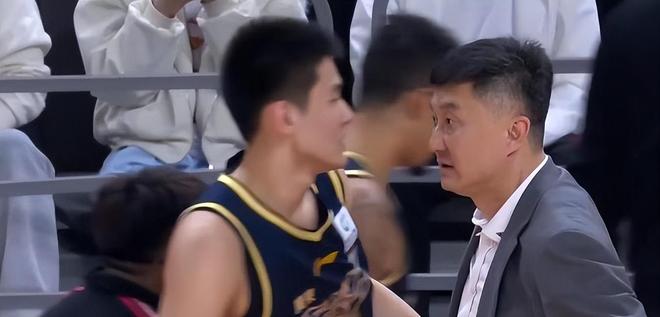 广东对阵山西，40分钟比赛打了两个半小时，球迷：这哪里是打球啊