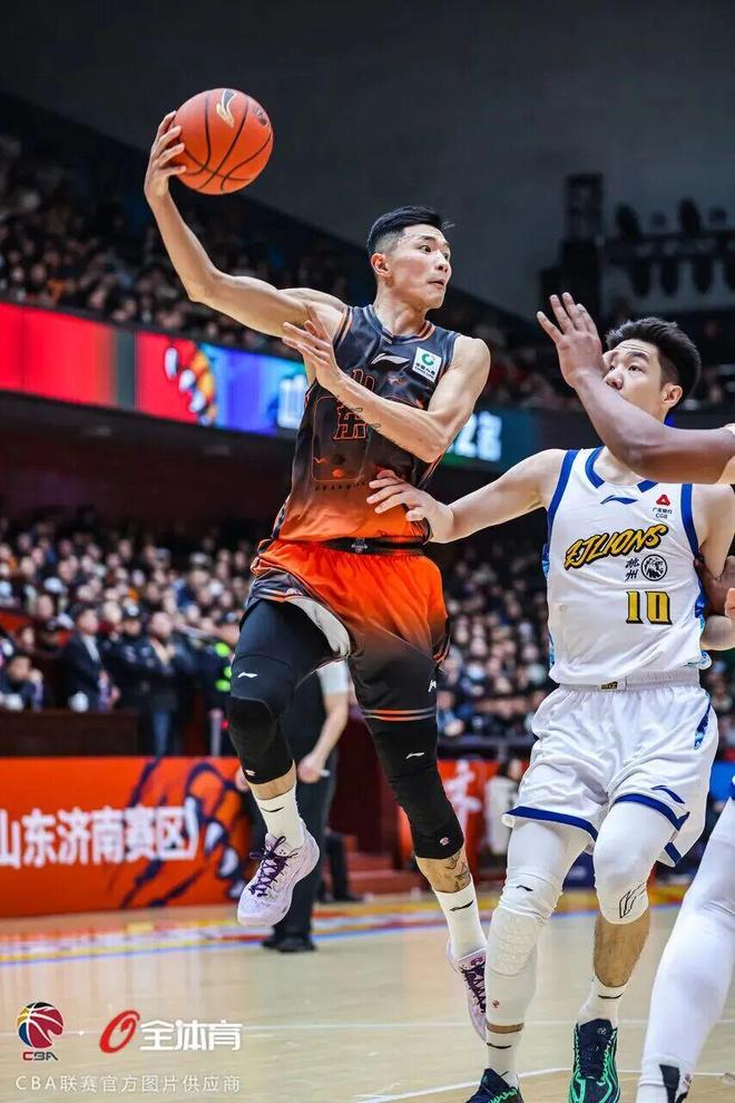 球迷的呐喊与球队的蜕变：山东男篮主场战胜广厦背后的深层逻辑