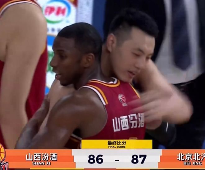 太硬了！翟晓川双腿缠满绷带罚球制胜 5人伤停许利民盛赞全队坚韧