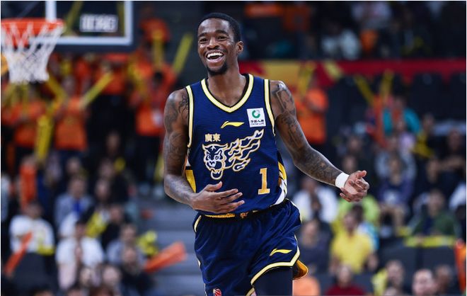 升第一！胡明轩决战连得11分广东双杀天津 萨姆纳39分单节20分