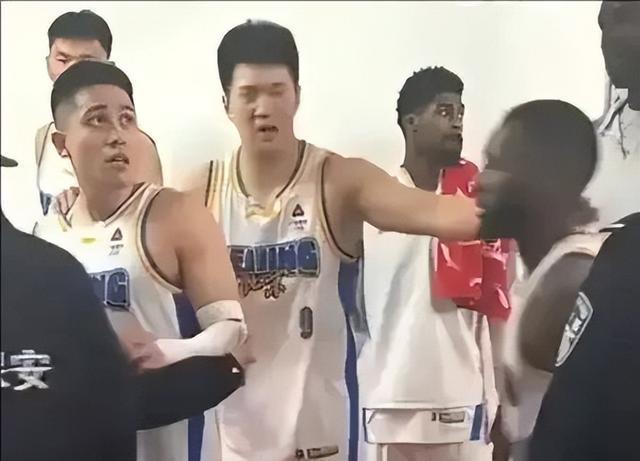 北汽男篮遭山西主场球迷吐口水，CBA公布罚单：山西队因管理不力被罚2万元；杰曼做出侮辱性手势被罚3万元