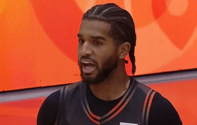 高诗岩单节15分！山东男篮逆转黑马，克里斯低迷，两大功臣发威