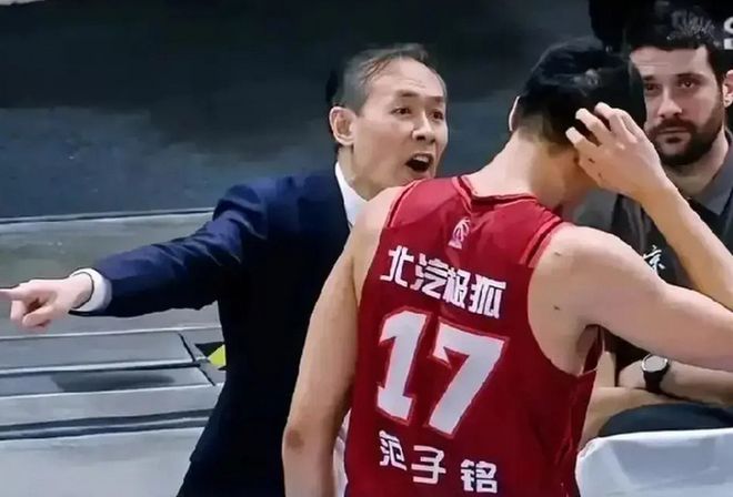 拿600万，0分2板3犯规，登场10分钟输19分！球迷：CBA第一诈骗犯