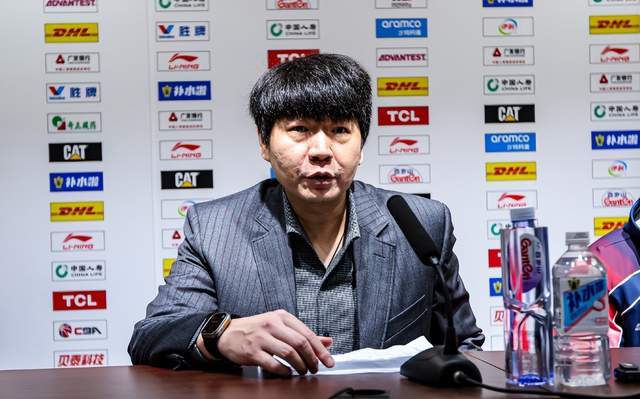 山东男篮为何不敌卫冕冠军？赛后邱彪给出答案，点名表扬18岁小将