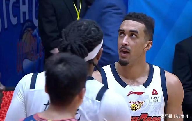 逼广东队裁掉奎因？CBA强力中锋制霸内线，或成杜锋最大的对手！