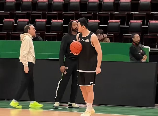 备战天津！亨特情绪不错，乌戈点出杨鸣是传奇，渴望2老将站出来