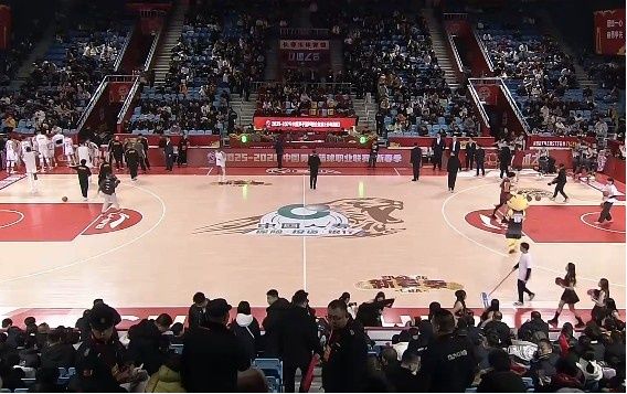 尴尬！CBA山西vs吉林因地暖漏水延迟一小时 现场有球迷喊退票