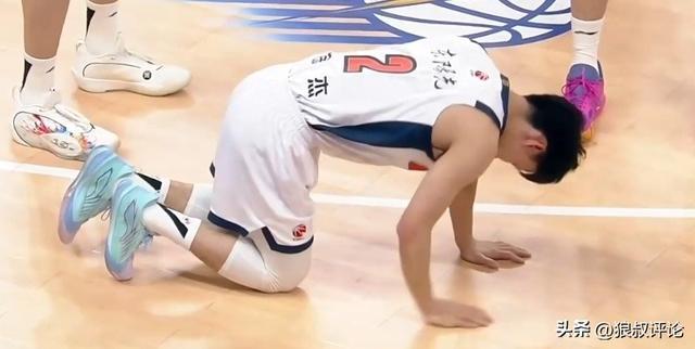 广东记者：徐杰是习惯性崴脚，情况不是很严重 但肯定得好好休息了