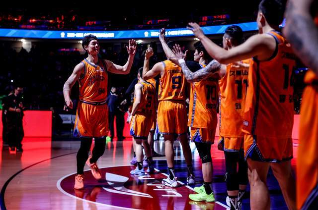 他，32岁，双喜临门，加冕万分先生+成为父亲，扬言3年时间夺冠