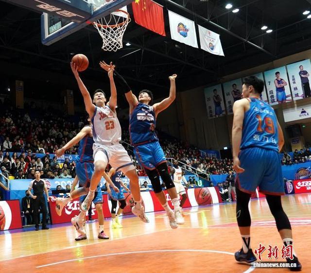 四川男篮47比105惨败新疆男篮