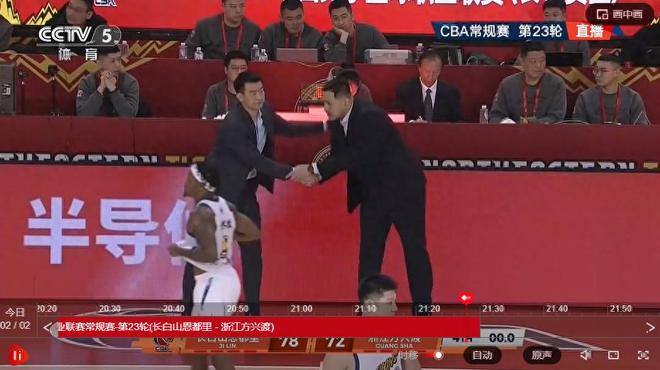 广东旧将立功了！72平生死时刻抢到前场篮板打中2分，掀翻广厦队