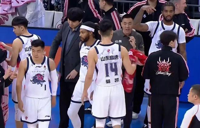 无缘22分逆转，山东男篮5分惜败不敌天津 林庭谦25+7+6压制高诗岩