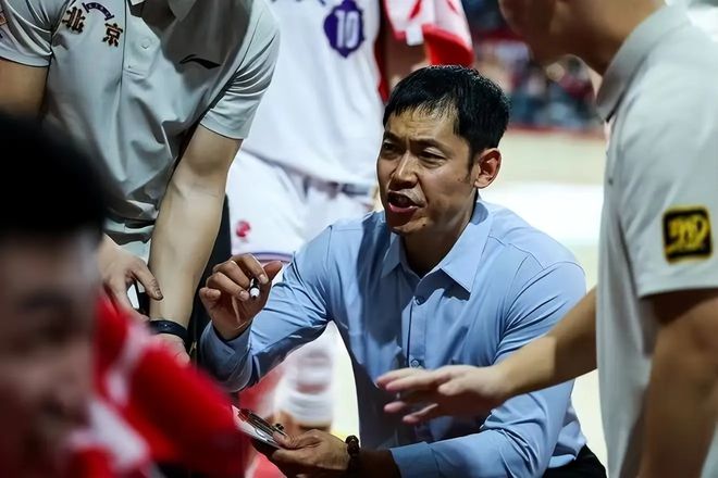 获泰伦卢BUFF后终输球，第8位下课主帅即将诞生，球迷：杨鸣快来