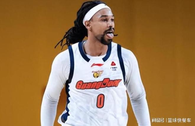 CBA最荒唐一幕！广东惨败夜萨林杰却笑了：场边玩手机直接摆烂了