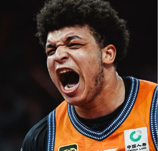 CBA杯首组半决赛：上海vs山东 洛夫顿31+7+11三杀广东扮克星