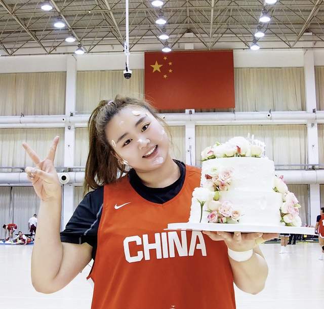 中国女篮最新全家福出炉！刘禹彤迎来25岁生日，全队为她送上祝福