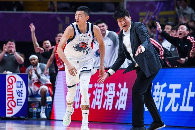 山东男篮挺进杯赛四强，陈林坚爆发，说明书已找到？