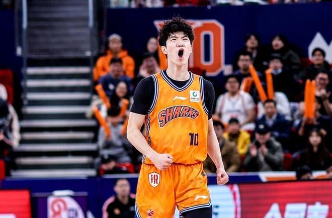 恭喜！中国男篮21岁1米96控卫崛起：9记妙传助队进四强，冲两连冠