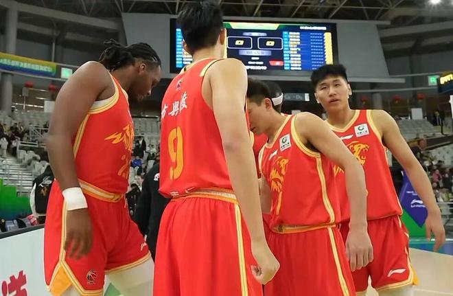 广厦男篮3分险胜吉林，晋级杯赛四强，塔克48+6+11大爆发！