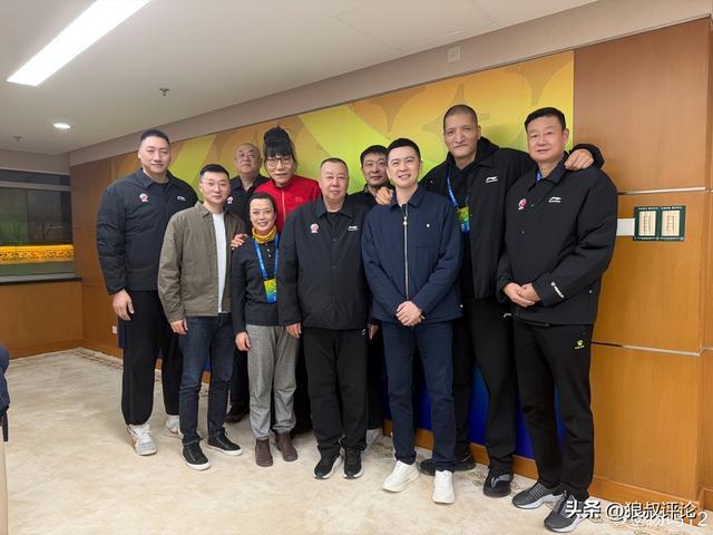 杨鸣卸任辽篮主帅现身CBA杯举办地：社媒晒与巴特尔等名宿合照