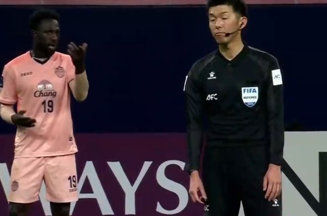 蓉城逃过一劫！武里南进球被吹，VAR介入3分钟，越位毫厘之间