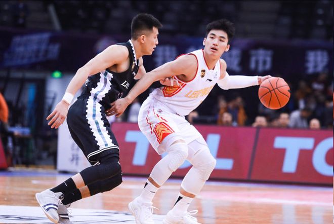 拿300万，三分5中0+正负值最低！球迷：郭艾伦当年凭啥给你打替补