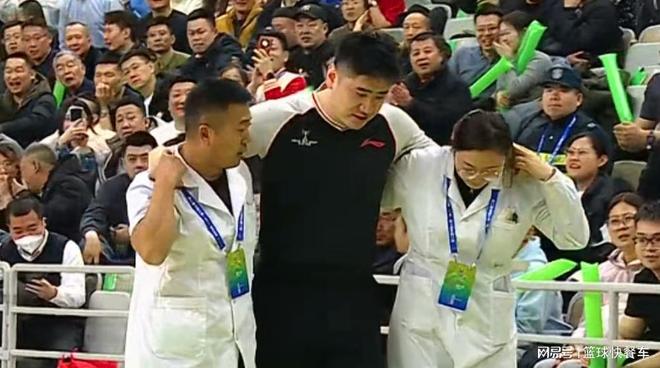 CBA最不可思议一战！球员没受伤裁判却伤了：这对抗也太激烈了吧