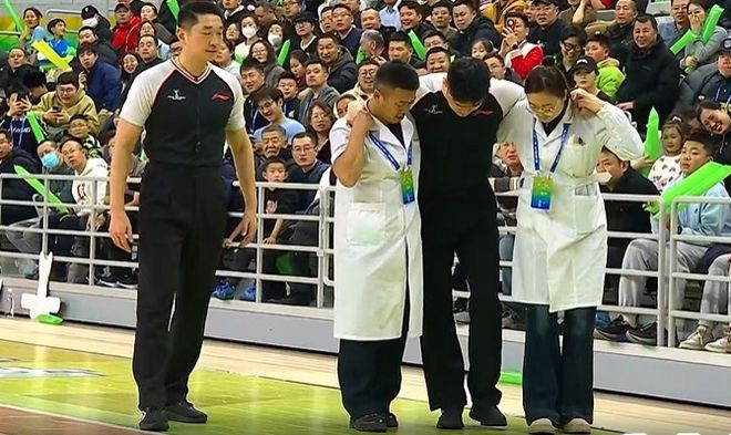 罕见！34号裁判跟腱拉伤被搀扶离场 CBA杯季军赛只剩两位裁判