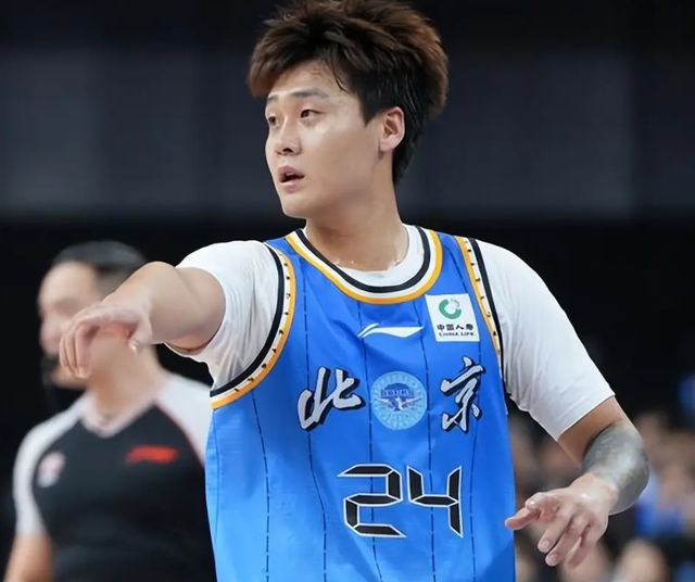 赵睿因不当言论被停赛三场罚款五万，四字评价篮协罚单：避重就轻