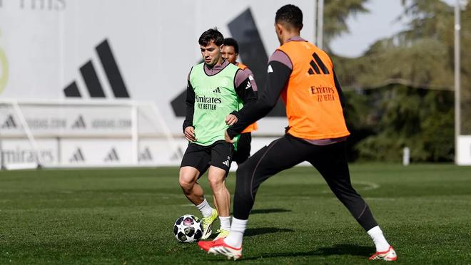 皇马官方晒多图训练照，球队专心备战与本菲卡的欧冠比赛