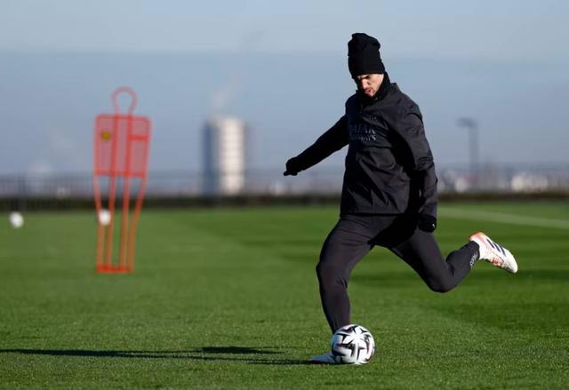 巴黎官方：登贝莱和马尤卢恢复个人训练，鲁伊斯继续单独训练