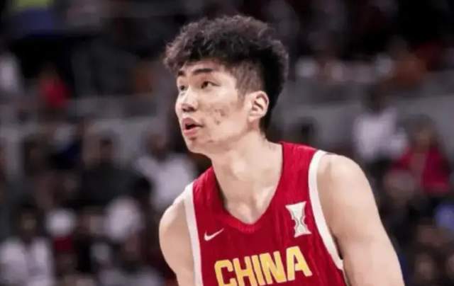 令人泪目！辗转5航班，飞行2.8万公里，他要撑起中国男篮内线脊梁